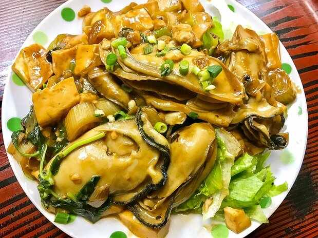 台湾の名物料理「牡蠣と豆腐のトウチ炒め」は、小粒だが味が濃厚な台湾産のカキを使用。しかし日本では手に入らないため、香味では大きめの広島産のカキで代用している(筆者撮影)