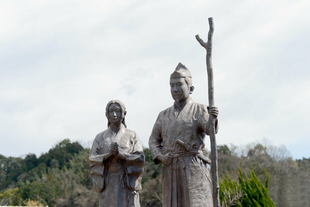 静岡県伊豆の国市の蛭ヶ小島公園に立つ頼朝と政子の銅像。仲陸まじい姿だが、頼朝の女癖は政子には許しがたいものだった。PIXTA