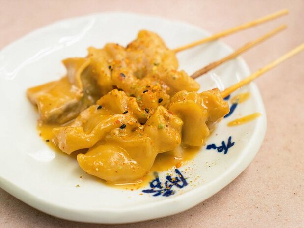 味道濃厚又帶點兒甜味的「土手燒」。3串300日圓
