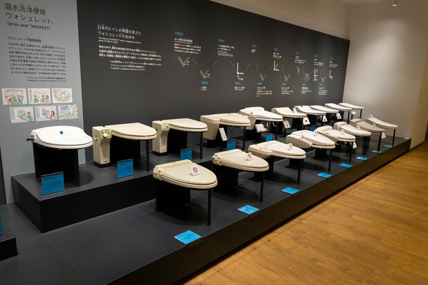 عرض لوحدات مراحيض الواشيلت، من أقدم الطرازات إلى أحدث التصميمات.(© Nippon.com)