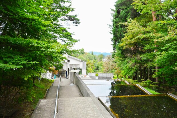 木々に囲まれた階段を下ると「宮沢賢治イーハトーブ館」が見えてくる