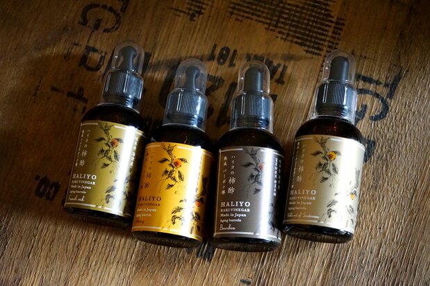 用酿造过葡萄酒和威士忌的木桶来进一步发酵柿醋，于是就有了木桶熟化系列产品。从左到右依次是法国橡木桶、雪莉桶、波旁桶、苏玳桶（图片：浮田泰幸）