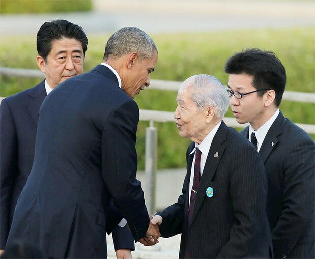 平和記念公園で、被爆者の坪井直さん(中央右)と握手し、言葉を交わす米国のバラク・オバマ大統領(同左)=2016年5月27日、広島市中区(時事)