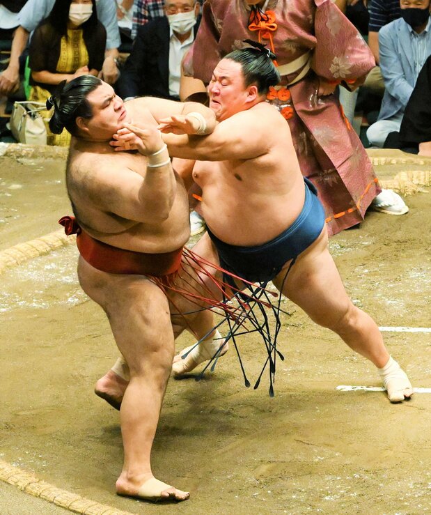 Tamawashi pushes number four maegashira Takayasu out of the ring to win on the tournament’s final day, September 25, 2022, at Tokyo’s Ryōgoku Kokugikan. (© Jiji)