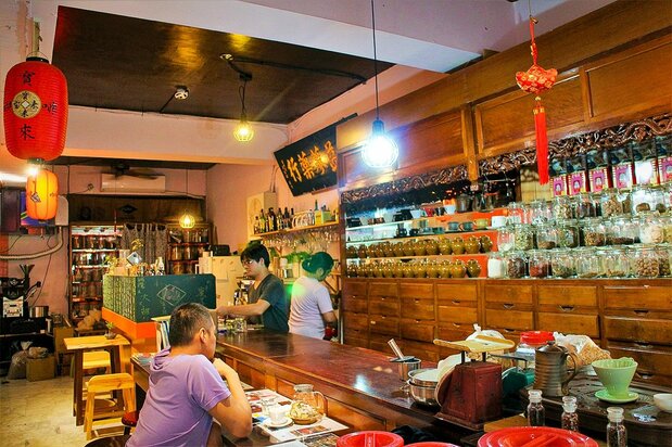 「元益與寶來」店內充滿著中藥和咖啡的香氣（筆者攝影）