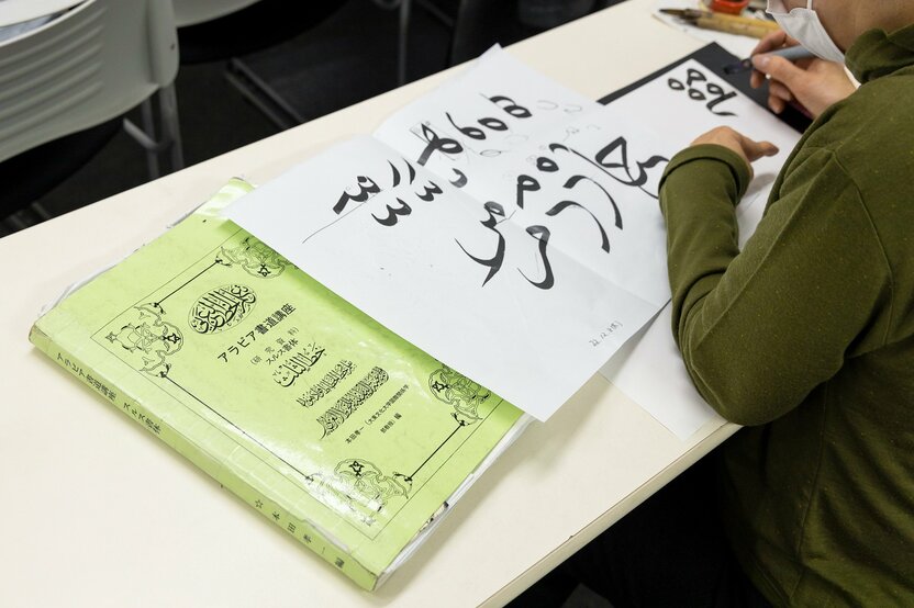 書体ごとの教本も本田さんの著書。長年通う生徒のものはかなり傷んでおり、補修しながら大切に使用していた