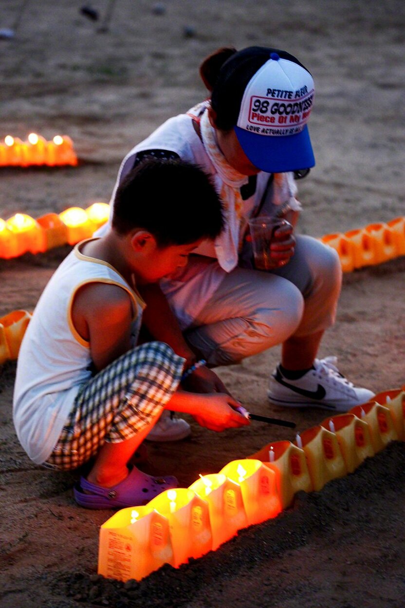 Encendiendo farolillos como reconocimiento a la caballería en el Sōmanomaoi, que se organiza a finales de julio en la prefectura de Fukushima. La edición de 2011 se dedicó al recuerdo de las víctimas y a agradecer la ayuda recibida en el desastre.