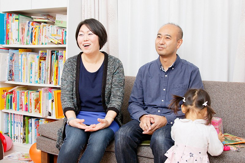 La estantería del salón está repleta de libros infantiles en japonés y coreano.