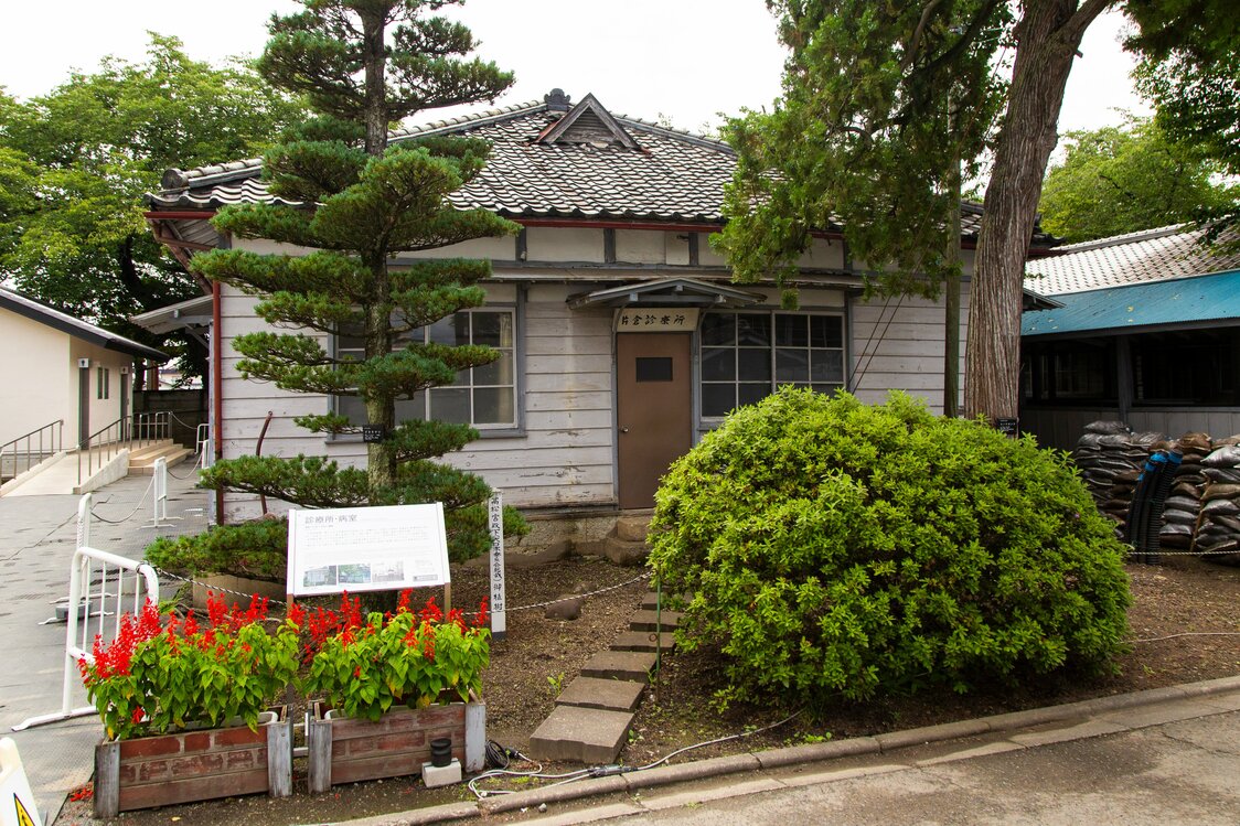 ブリュナ館近くにある「片倉診療所」は、妙義寮と同じ1940年完成。創業時から数えて3代目の診療所となる