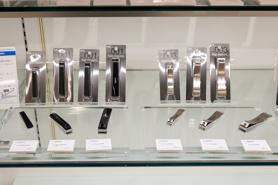 コンビニや量販店でよく見かけるタイプの貝印製品も500円弱から