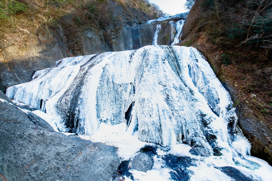 Замёрзший водопад Фукурода (Pixta)