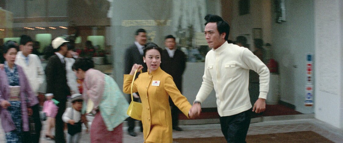 雪子は仕事を抜け出し、哲男とともに恩人の手掛かりを探して万博会場を駆け回る 　© 2025 Taiwan Film and Audiovisual Institute. All rights reserved.