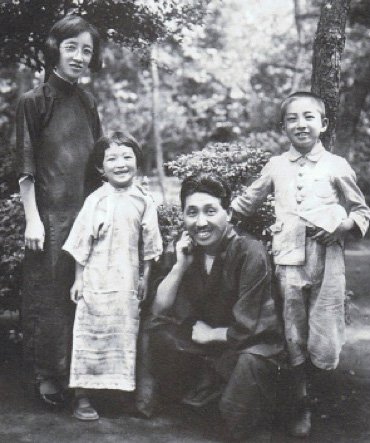宮崎龍介一家。左起妻子燁子、長女蕗苳、龍介、長子香織（照片提供及版權所有者：宮崎蕗苳）
