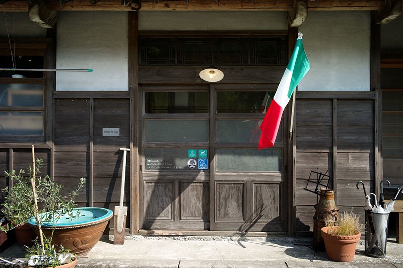 ”Ristorante pertornare“ (حاصل على اعتماد في 5 بنود). تم لصق لصاقة الاعتماد على الباب.