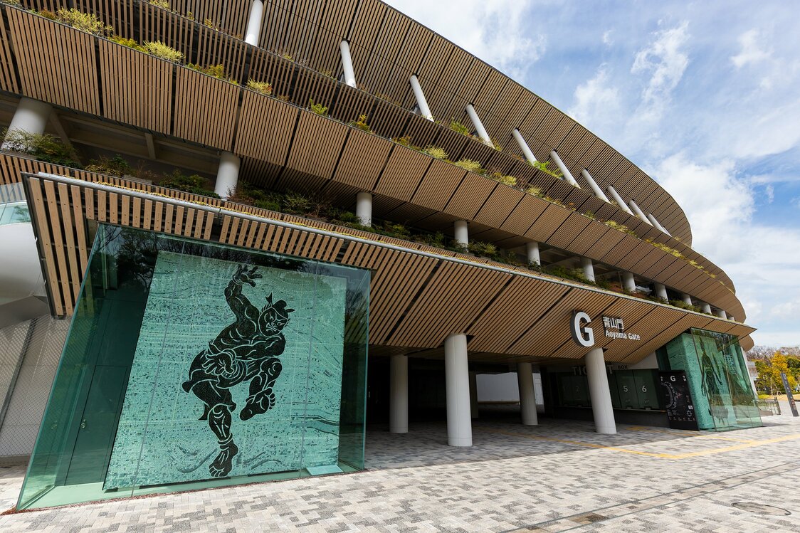 Antes o después de visitar el estadio se recomienda dar un paseo por la zona. En la fotografía se observa la puerta G, donde está la imagen de Nomi no Sukune, luchador mitológico de sumo y la de una diosa griega, ambas estaban originalmente en el antiguo Estadio Olímpico de Tokio 1964.