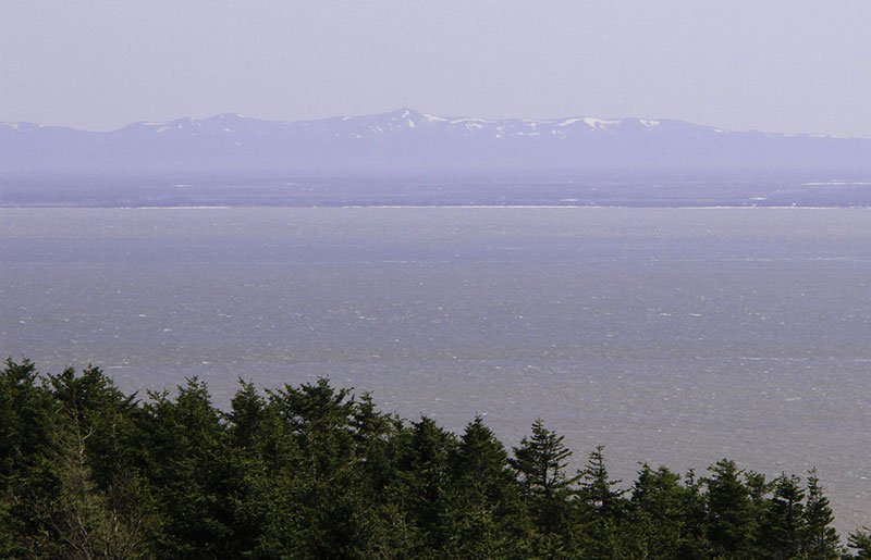 間宮海峡に面したラザレフの岩山からは、幅約7キロの海峡越しにサハリンが見えた