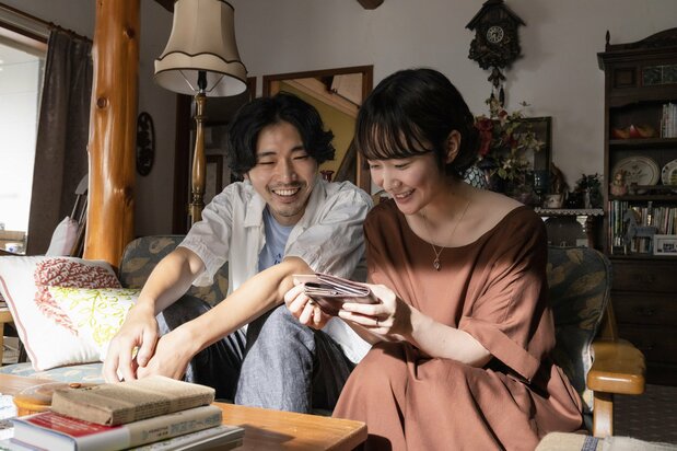 結婚5年目で気持ちがすれ違い始めた漫画家夫婦 ©2021「先生、私の隣に座っていただけませんか?」製作委員会