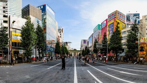 週日,秋葉原的中央大街成為步行街。時至今日,這條電器街上依然保留著一些以「收音機」「無線」為名的店鋪和商業樓