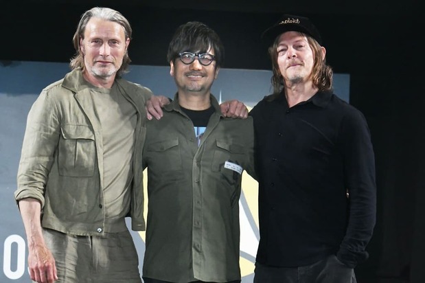 Кодзима Хидэо (в центре) со звёздами Death Stranding Мадсом Миккельсеном (слева) и Норманом Ридусом (справа) на фестивале Osaka Comic Con в Осаке 5 мая 2024 года (© Jun Sato / WireImage / Getty / Kyōdō)