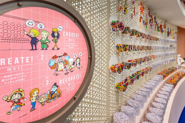 También se pueden crear accesorios personalizados, combinando piezas en forma de personaje para hacer un “tesoro legendario” (el famoso “One Piece” que da nombre a la obra).