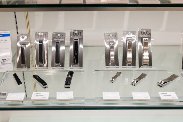 コンビニや量販店でよく見かけるタイプの貝印製品も500円弱から