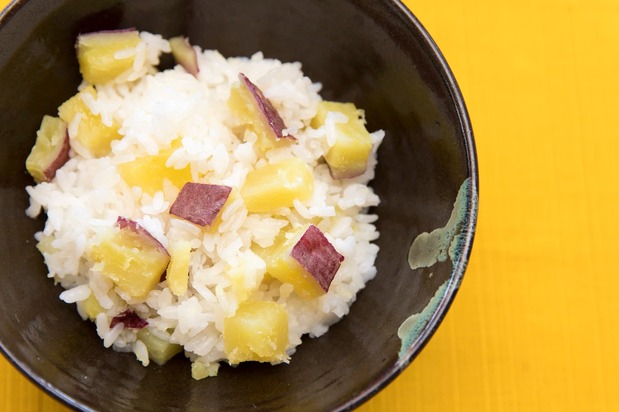 Arroz al vapor con camote de la prefectura de Kagoshima. (Fotografía de Uchi no kyōdo ryōri, “Nuestra comida local”, del Ministerio de Agricultura, Silvicultura y Pesca de Japón.)