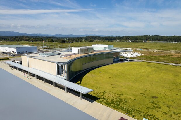 Vue sur le musée mémorial du Grand tremblement de terre de l’Est du Japon et de l’accident nucléaire de Fukushima à partir du toit du F-BICC. La structure a aussi une terrasse d’observation sur le toit.