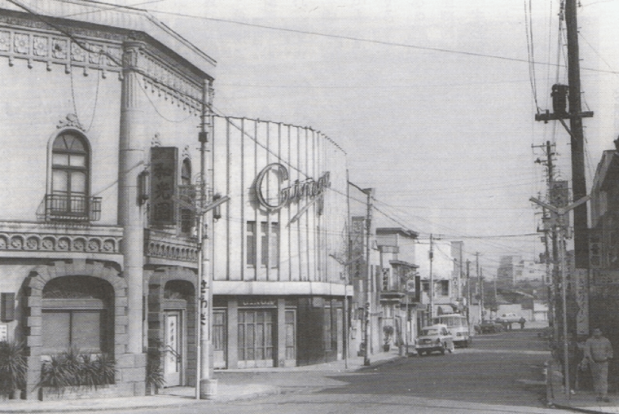 Naka-Dōri in Shinjuku 2-chōme during the red-zone years (1958).