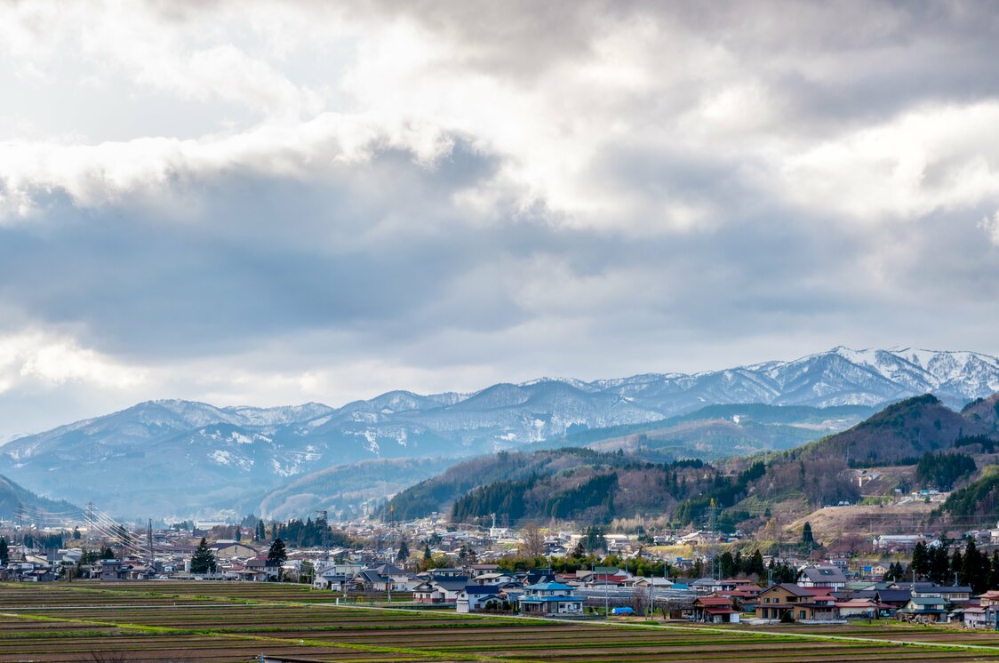 山形盆地から西川町方面を望む。山々からは山菜、裾野に広がる平地からは、農作物という自然からの恵みがある