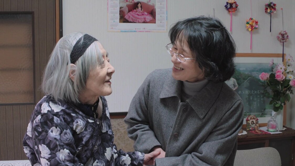 浴田由紀子（右）は釈放され、東アジア反日武装戦線を支援したとしてほう助罪に問われた荒井まり子の母・智子に再会　©Gaam Pictures
