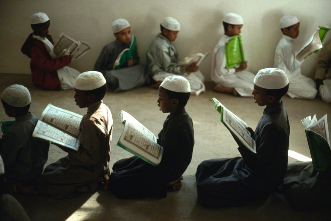 Enfants de travailleurs étrangers dans une école coranique à Médine, Arabie Saoudite, photographiés en 1985. (Extrait de « Pèlerinage à La Mecque »)