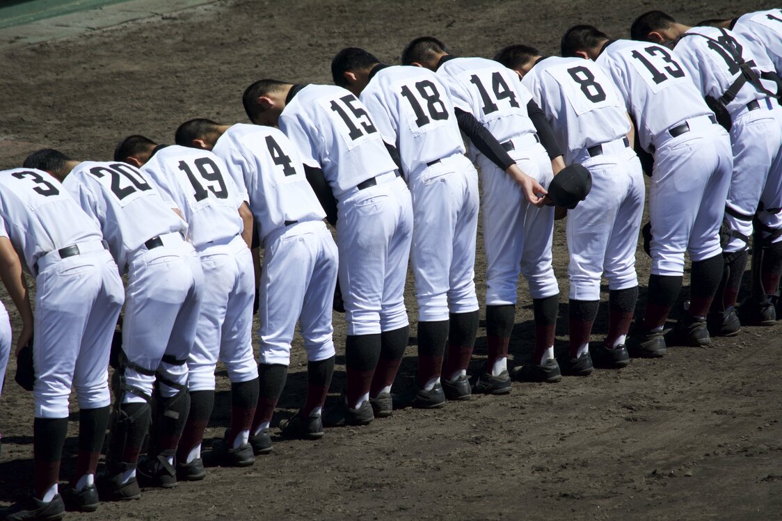 球児は試合後、応援してくれた人だけでなく、相手チームやその応援席、グラウンドにも礼をする　PIXTA