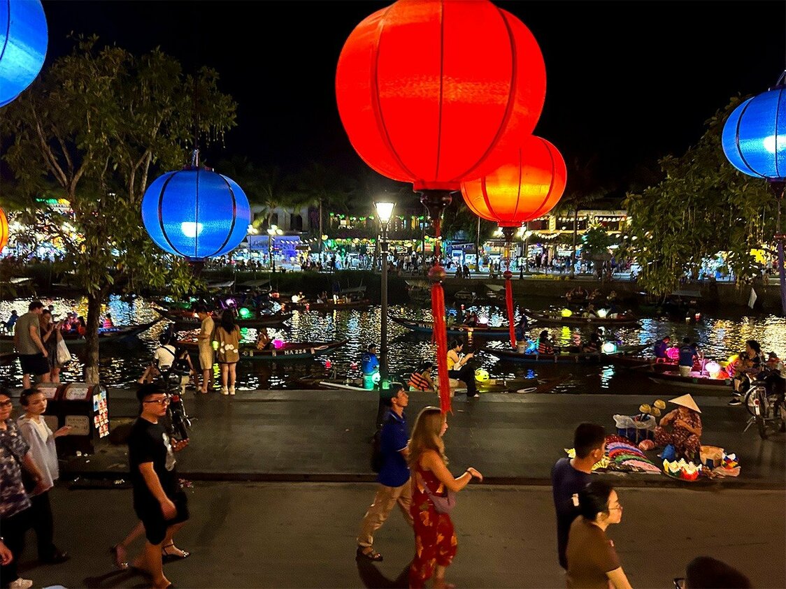 Hôi An la nuit éclairée par des lanternes aux mille couleurs (© Tomoda Hiromichi)