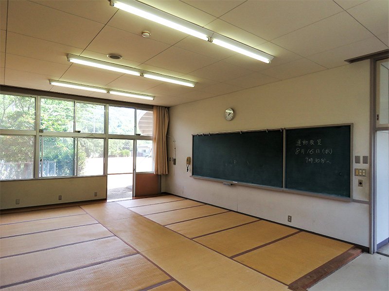 Una de las aulas del Centro de Educación en la Naturaleza (Shizen Kyōiku Sentā) de Teshima.