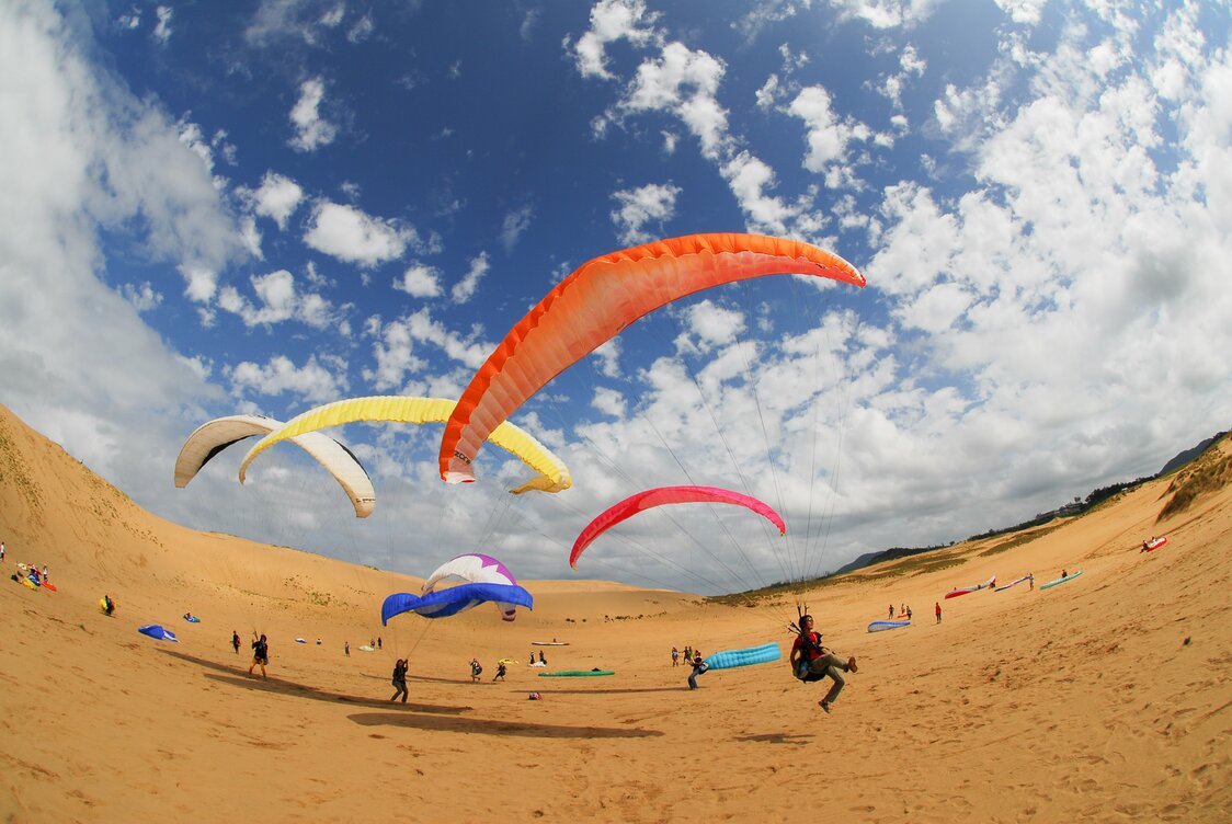 Disfrutando del parapente en las dunas de Tottori.