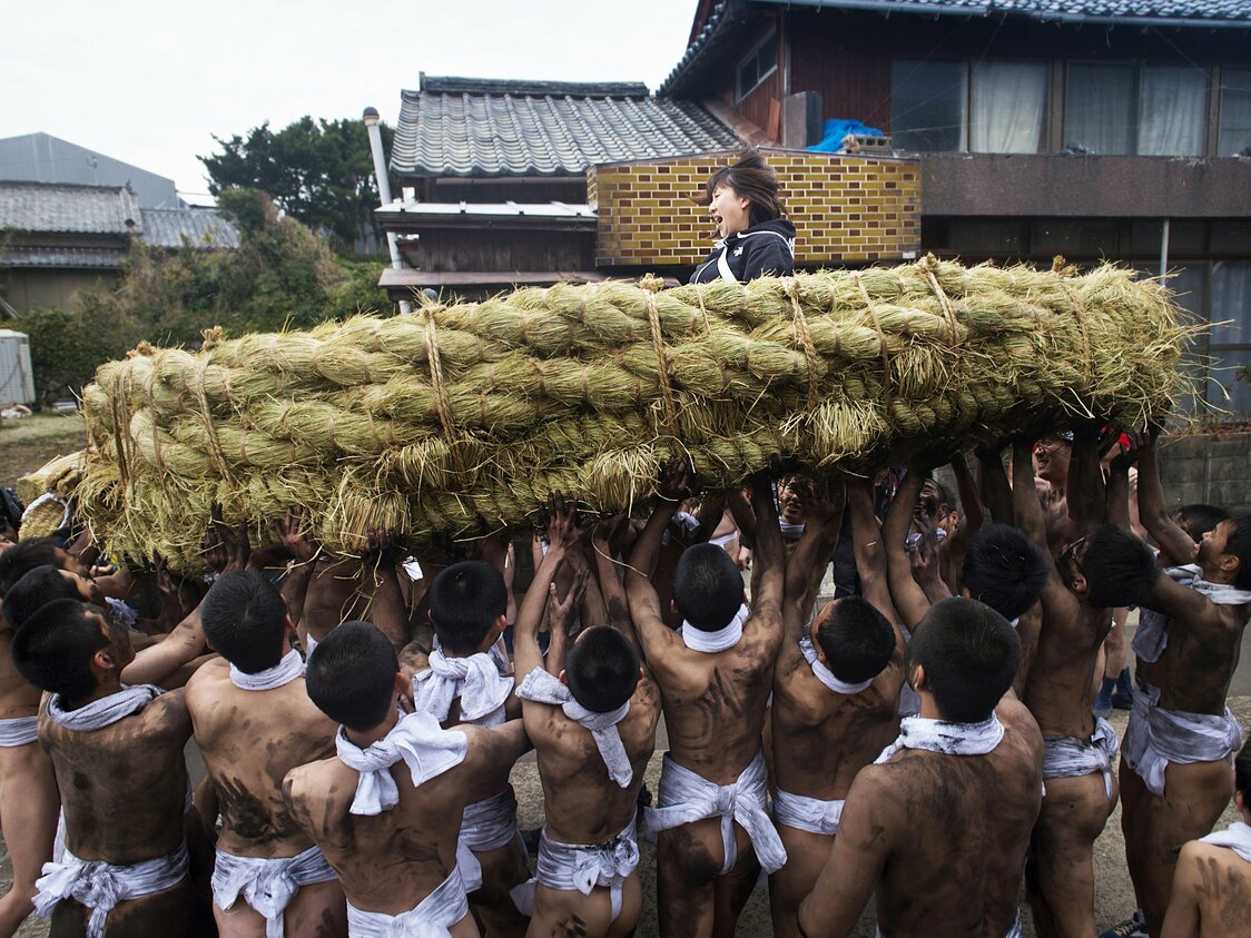 女性を乗せた大草履が集落内を練り歩く