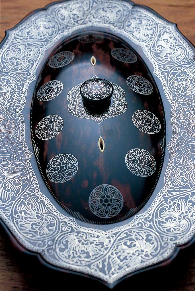 Инкрустированная коробка с крышкой в форме цветов, 2002. Эбеновое дерево, инкрустация оловом. Такой китайский растительный орнамент был популярен в эпохи Нара и Хэйан (в VIII-XII вв.)