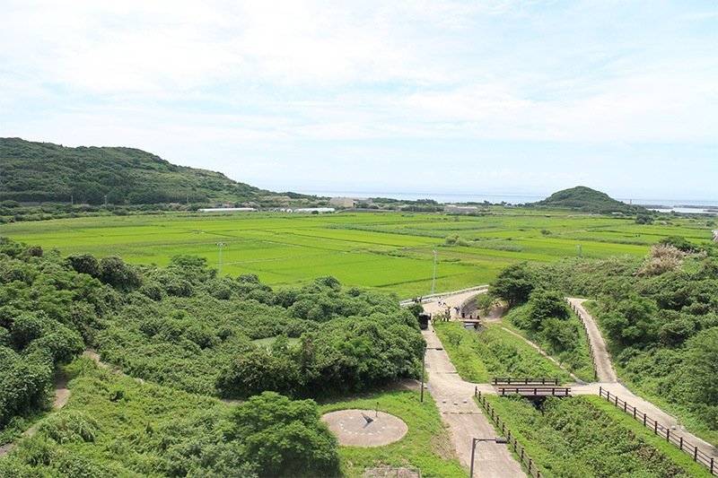 島の高台から八町八反を望む。「ジーコンボ古墳群」は海岸側にある（筆者撮影）