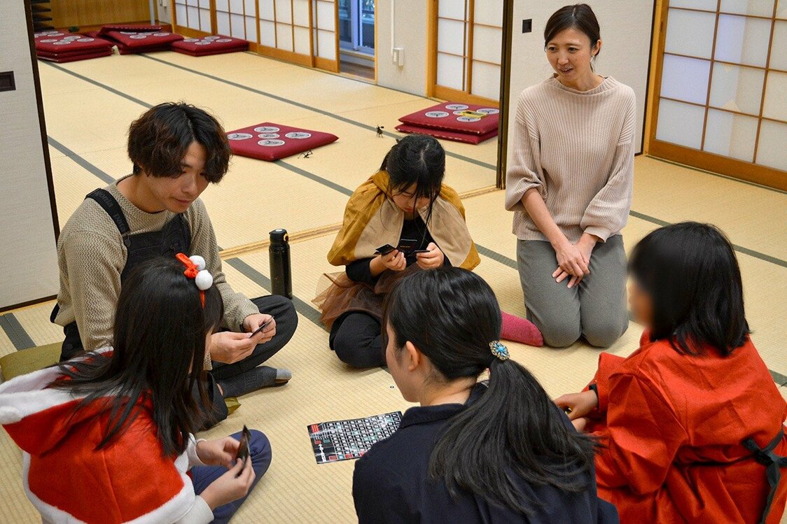 会議の後は遊びの時間。この日は子どもたちにに大人気のプレイワーカーの天くん（左側奥）が飛び入り参加