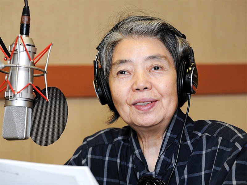Kiki Kirin narrating a documentary film in June 2014. (© Jiji)