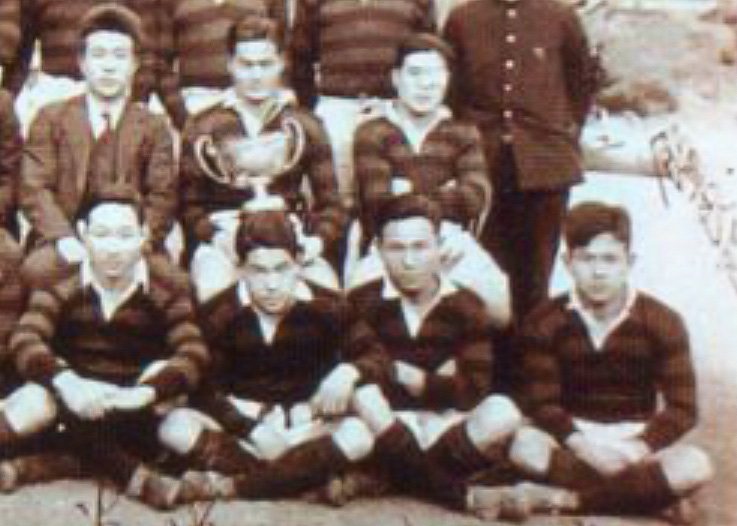 1934年早稻田大學稱霸關東比賽，手持冠軍獎盃的隊長柯子彰（後排中央）（日本橄欖球協會提供「日本橄欖球數位博物館」刊載質料）