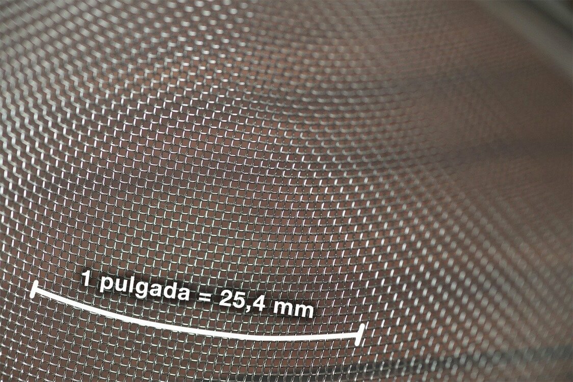 Las aberturas de un colador de malla 40, enlazadas a la perfección.