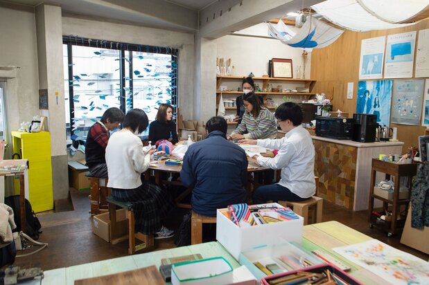 Mizunoki Café es el lugar de trabajo. En la cocina también se exhiben obras de arte y carteles de las exposiciones.