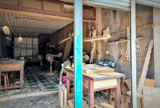 康荘路沿いにあった木工のスタジオ。家具用の細やかなレリーフの図案が見られる