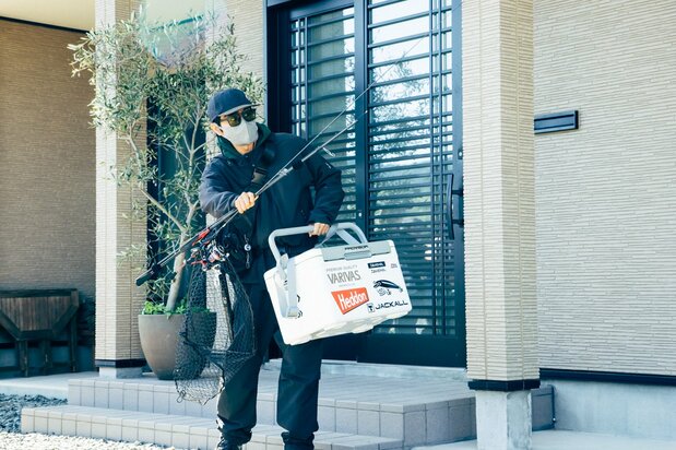 “外出自粛期間”にこっそり釣りに出かける晋作。サングラス+マスク姿の主役はインパクト大 ©楡周平/講談社 ©2024「サンセット・サンライズ」製作委員会