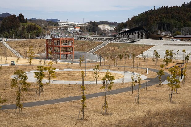 国道45号から見下ろした旧防災対策庁舎。手前の植樹が並ぶエリアは「みらいの森」で、奥には中橋や南三陸311メモリアルが見える