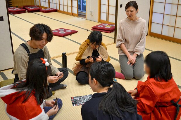 会議の後は遊びの時間。この日は子どもたちにに大人気のプレイワーカーの天くん(左側奥)が飛び入り参加