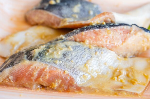 魚を味噌に漬けるのも、麹調味料の特性を生かした調理法