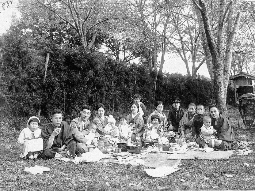 Photo prise au printemps 1935 sous les cerisiers en fleur du parc Chôjuen. Hamai Tokusô est le garçon au bonnet blanc dans les bras de sa mère, quatrième à partir de la gauche (avec l’aimable autorisation de Hamai Tokusô).