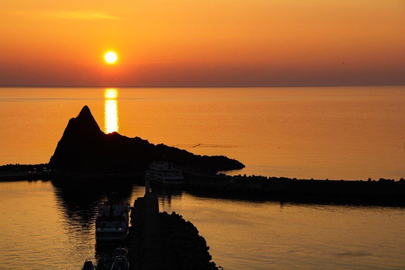 El mar y el cielo con sus tonos dorados durante el atardecer. (Cortesía de la Asociación de Turismo de Shiretoko Shari-chō.)
